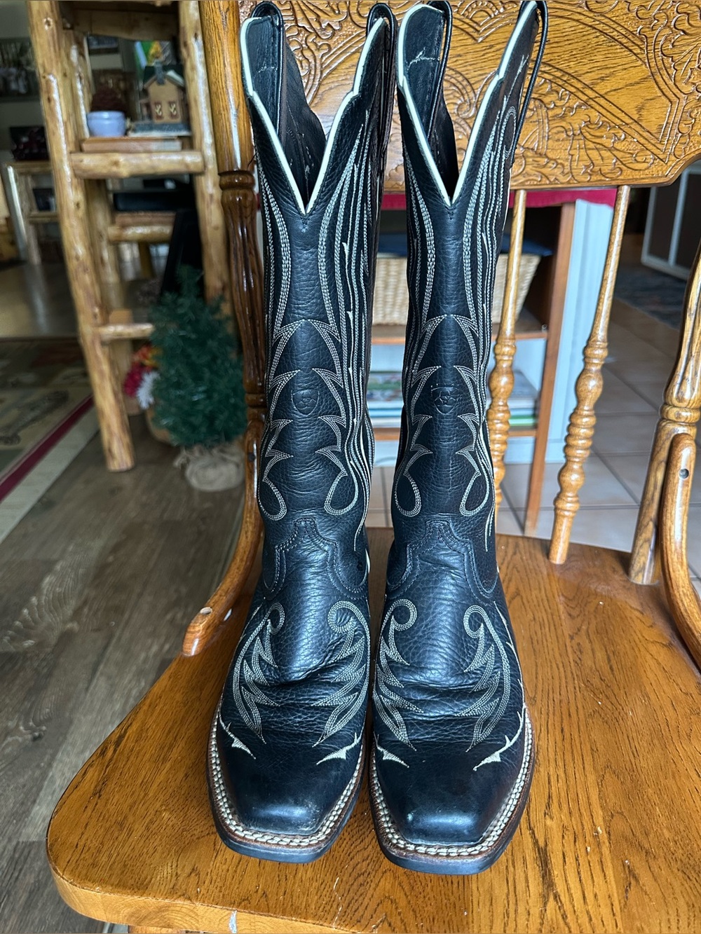 Women’s Ariat Black Embroidered Western Cowboy Boots.
